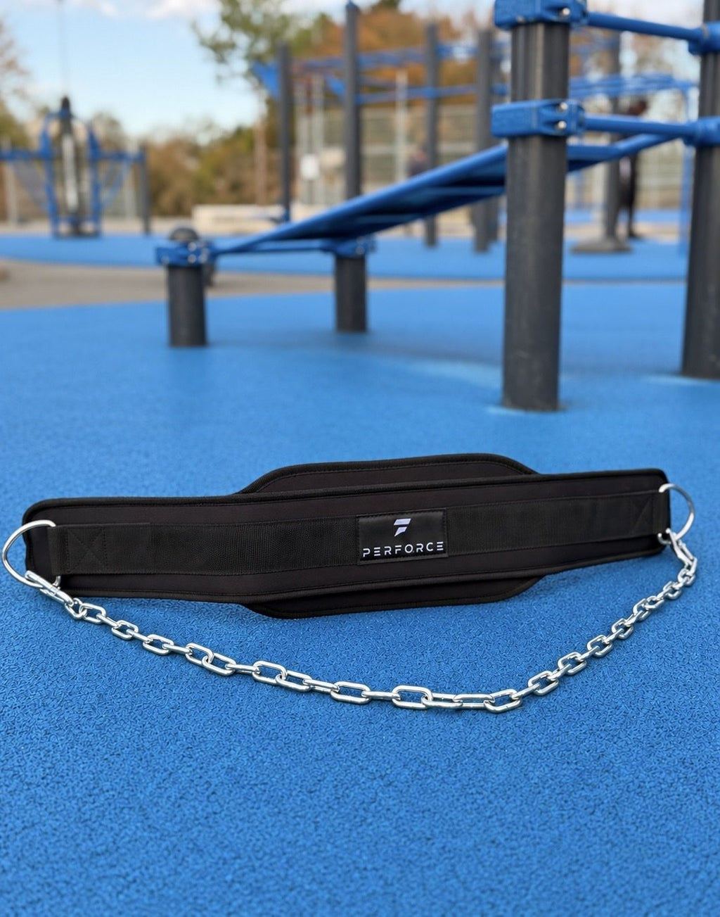 Ceinture de lest PERFORCE posée au sol avec sa chaîne acier