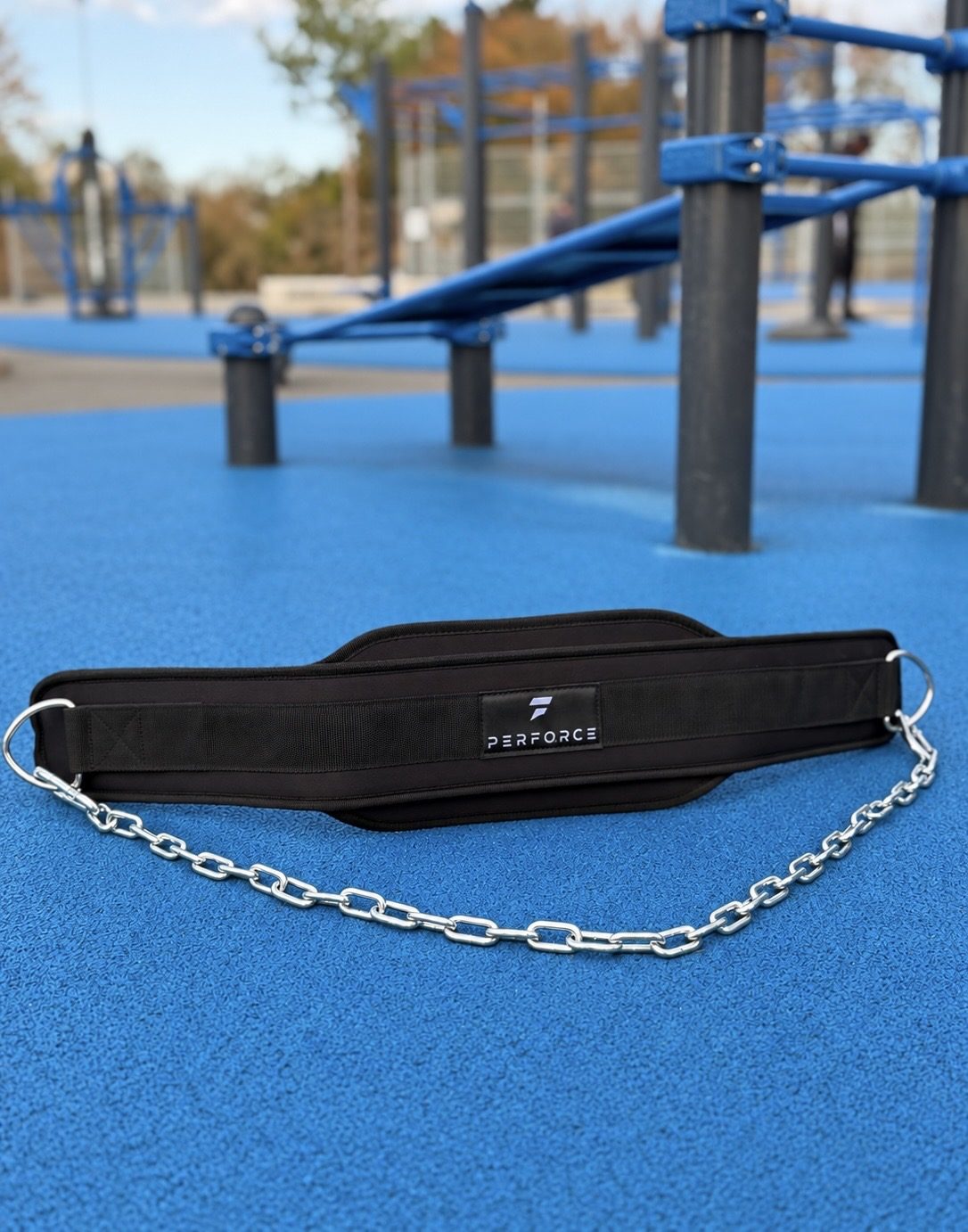Ceinture de lest PERFORCE posée au sol avec sa chaîne acier