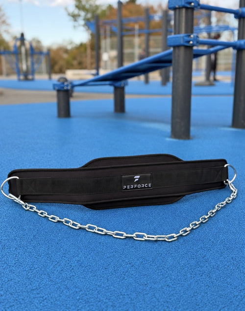 Ceinture de lest PERFORCE posée au sol avec sa chaîne acier